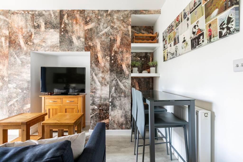 Luxurious With View Of Carn Brea Apartment